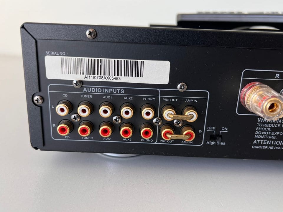 Cinch-ingangen voor cd, tuner, aux, phono en pre-out/amp-in op de Advance Acoustic MAP-101