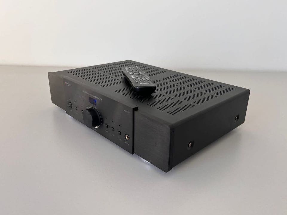 Advance Acoustic MAP-101 schuin van links met front, volumeknop en afstandsbediening
