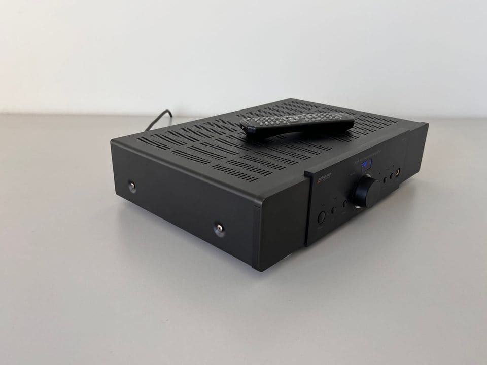 Advance Acoustic MAP-101 schuin van rechts met zijkant en volumeknop