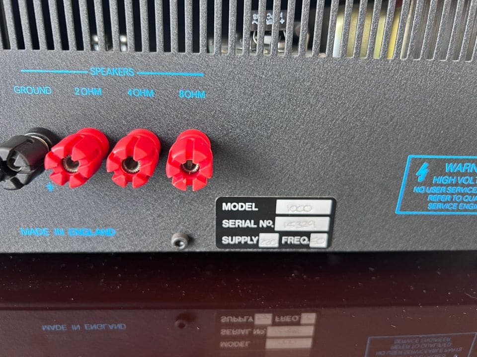Luidsprekeraansluitingen voor 2, 4 en 8 ohm en typeplaatje op de Audio Innovations 1000 MK3