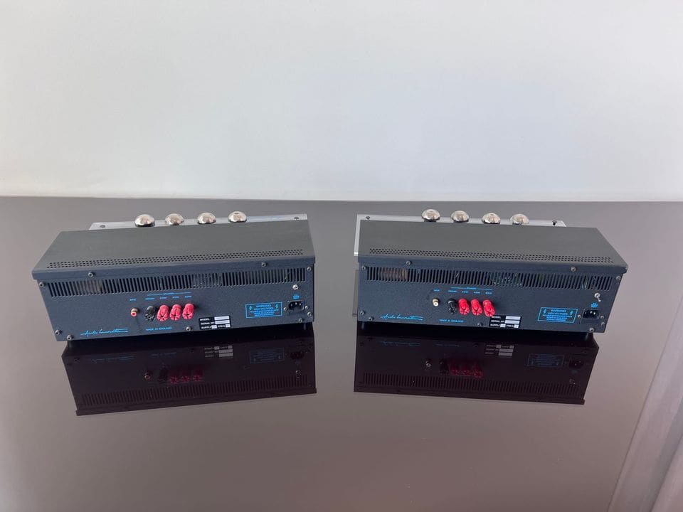 Achterkant van beide Audio Innovations 1000 MK3 versterkers met rode luidsprekerklemmen