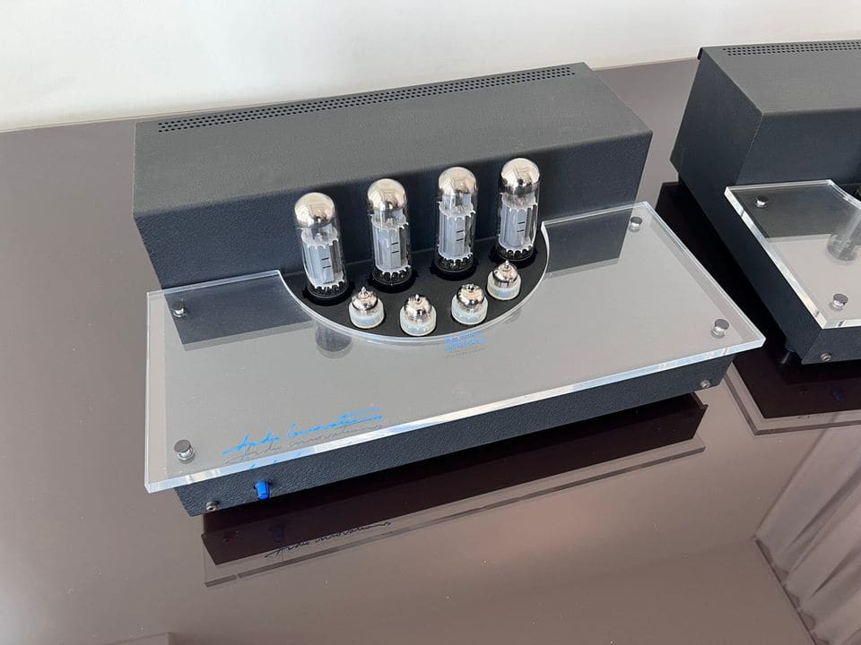 Audio Innovations 1000 MK3 met vier EL34-eindbuizen en voorbuizen achter een acrylplaat