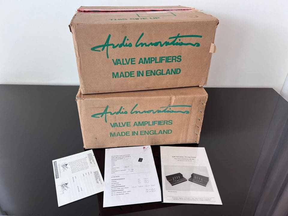 Twee originele Audio Innovations-dozen met handleidingen en documentatie