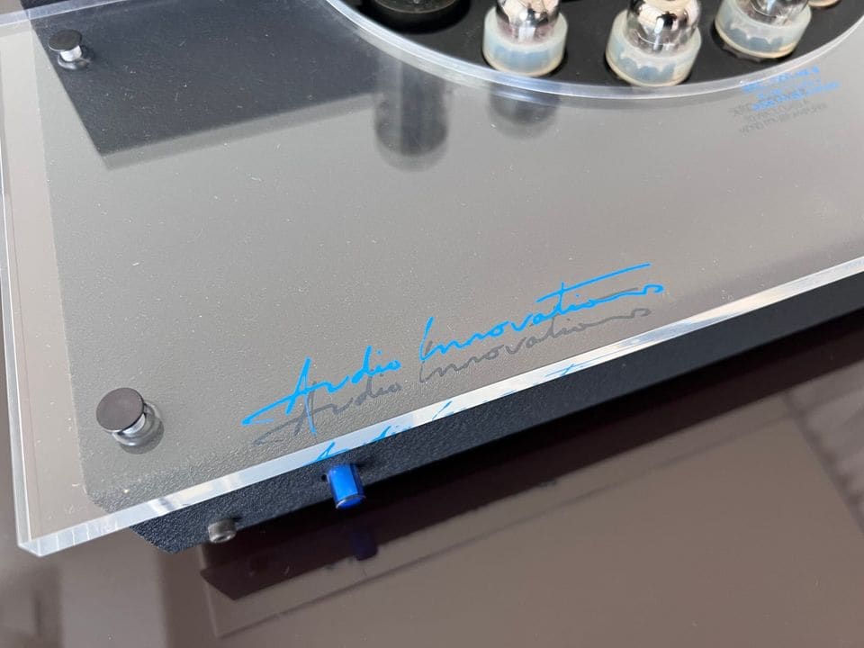 Blauw Audio Innovations-logo op de acrylplaat met aan/uitschakelaar