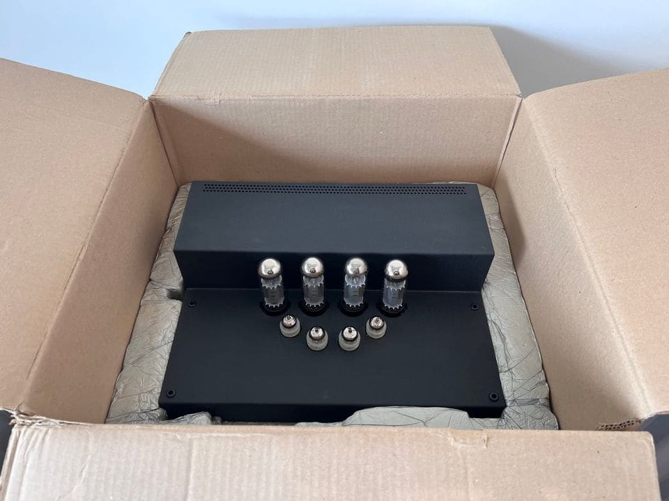 Audio Innovations 1000 MK3 buizenversterker in de geopende originele verpakking