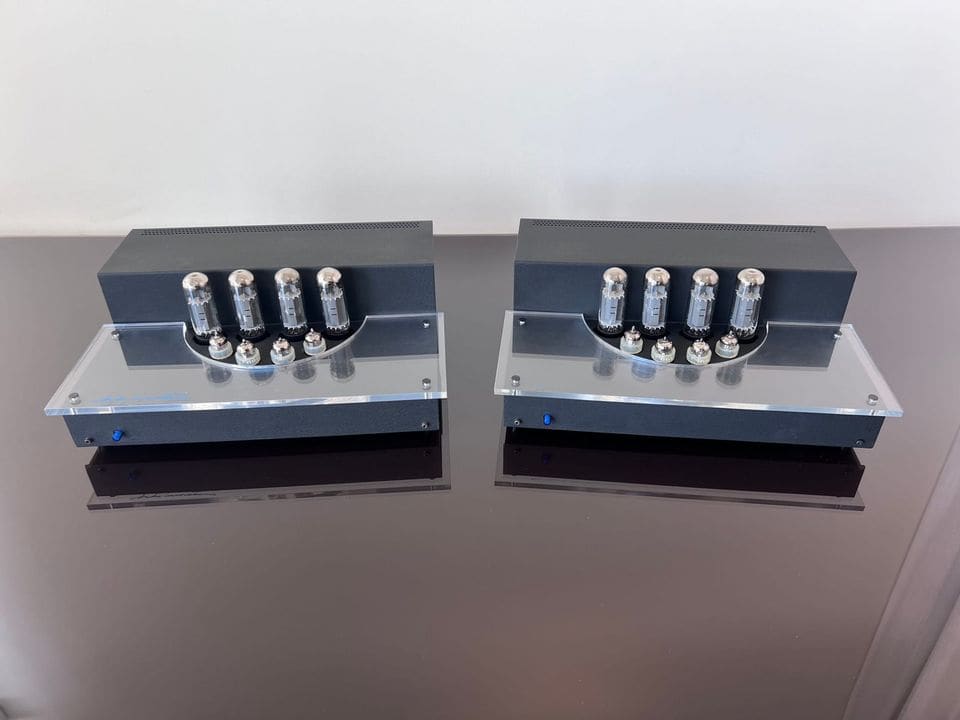 Paar Audio Innovations 1000 MK3 mono buizenversterkers met EL34-buizen op een spiegelende tafel