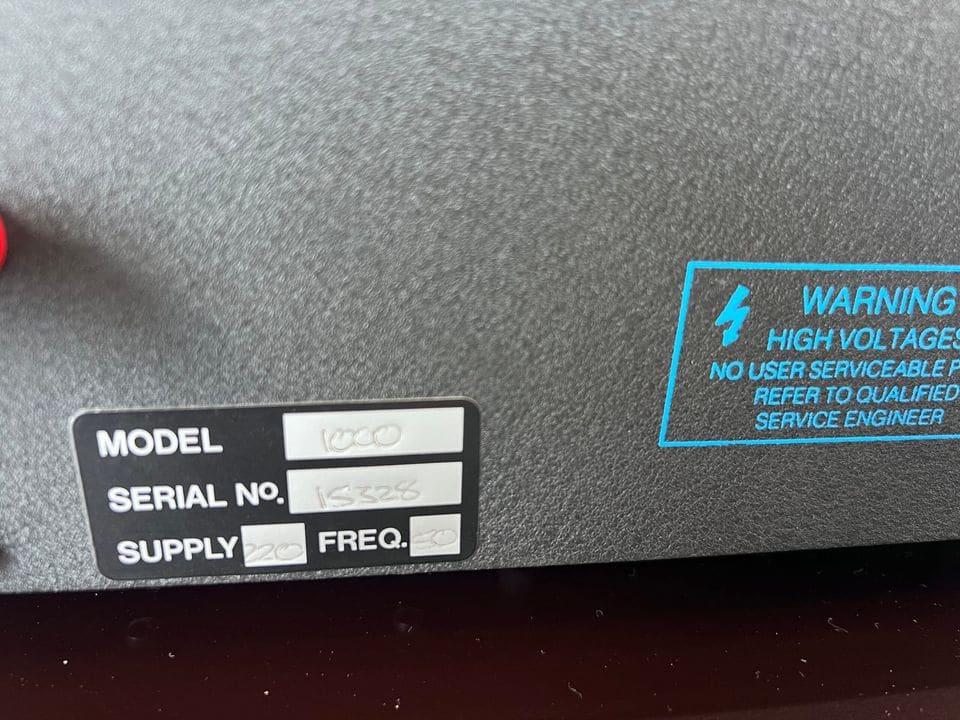 Typeplaatje van de Audio Innovations 1000 MK3 met model- en serienummer