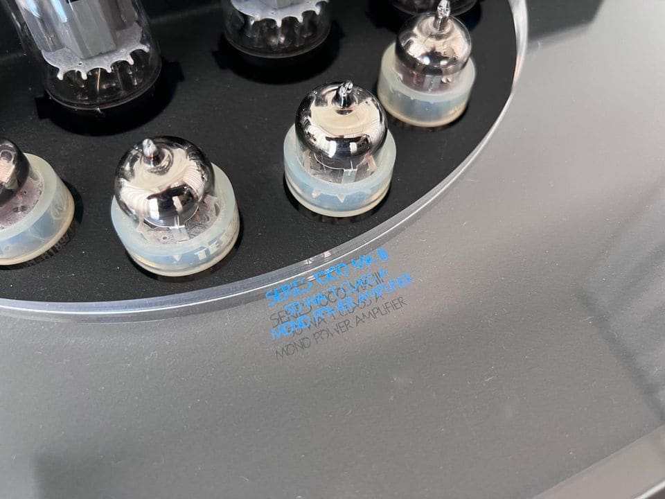Close-up van de ECC82- en ECC83-voorbuizen van de Audio Innovations 1000 MK3