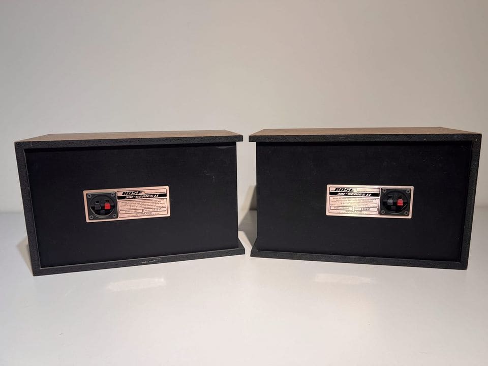 Zwarte achterwanden van de Bose 301 Series II met luidsprekerklemmen