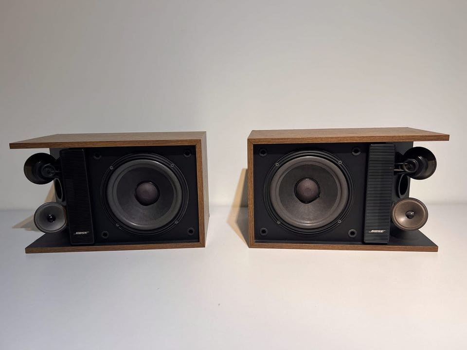 Bose 301 Series II zonder frontdoek met 20 cm woofer en twee tweeters per box