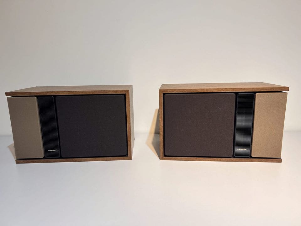 Paar Bose 301 Series II luidsprekers in houtfineer met frontdoeken