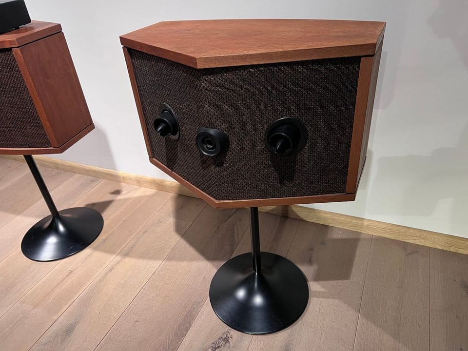 Achterkant van de Bose 901 Series IV met acht reflecterende drivers achter het doek