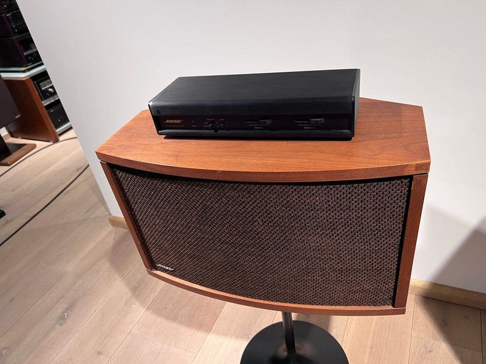 Bose 901 Series IV luidspreker in walnoot met de zwarte Active Equalizer erbovenop