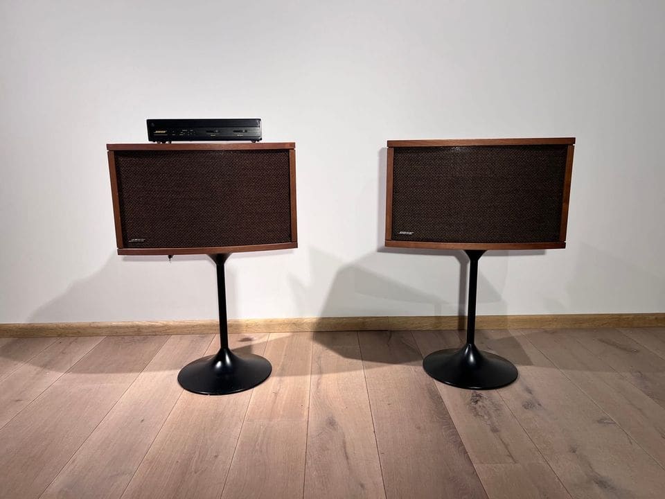 Paar Bose 901 Series IV luidsprekers in walnoot op zwarte tulpvoeten met de actieve equalizer