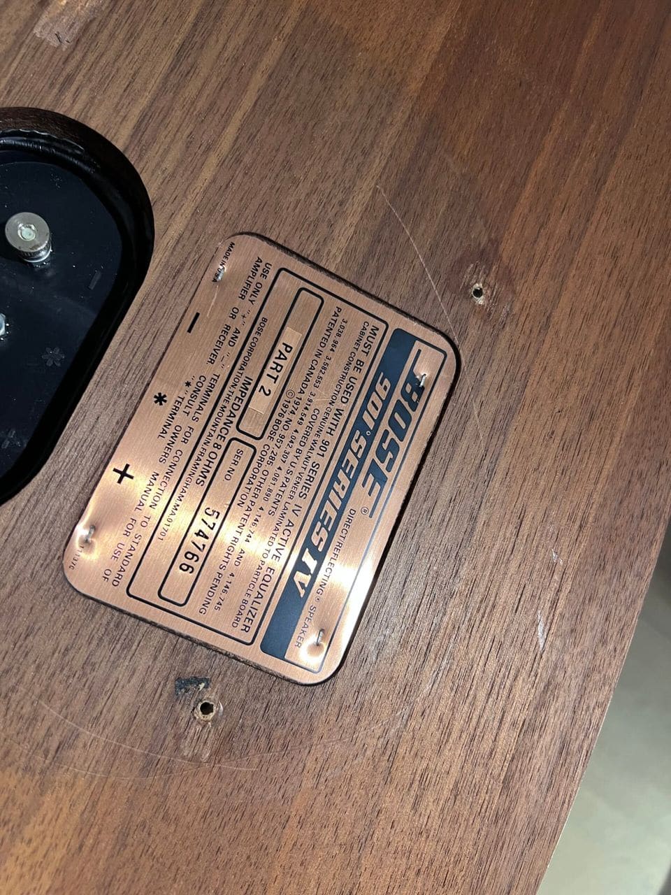 Metalen typeplaatje met aansluitingen op de walnootkast van de Bose 901 Series IV