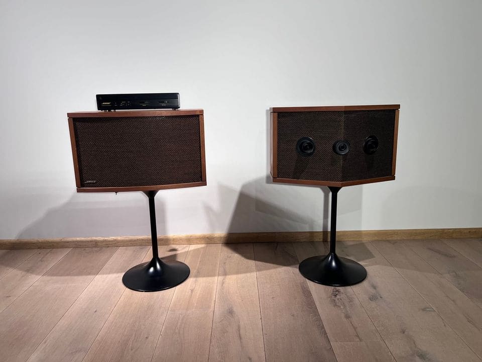 Bose 901 Series IV luidsprekers op voet, één van voren en één van achteren gezien