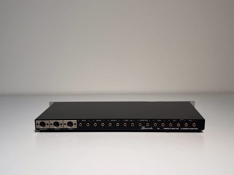 Burmester 846 achterkant met rij RCA-ingangen en -uitgangen