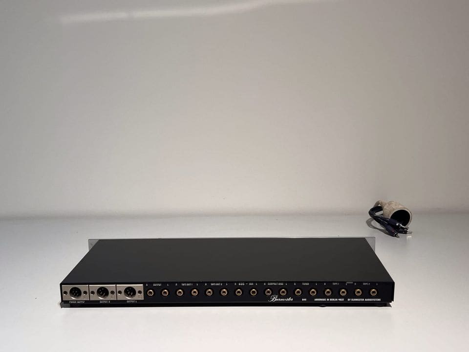 Achterkant van de Burmester 846 met de voedingskabel ernaast