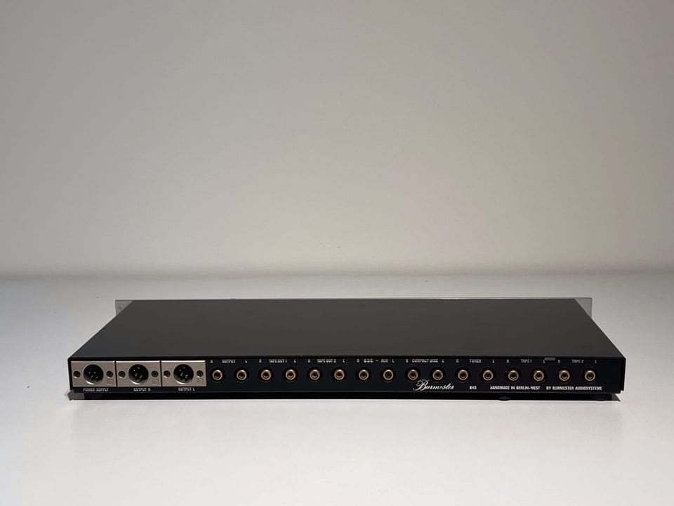 Achterkant van de Burmester 846 met XLR- en RCA-aansluitingen