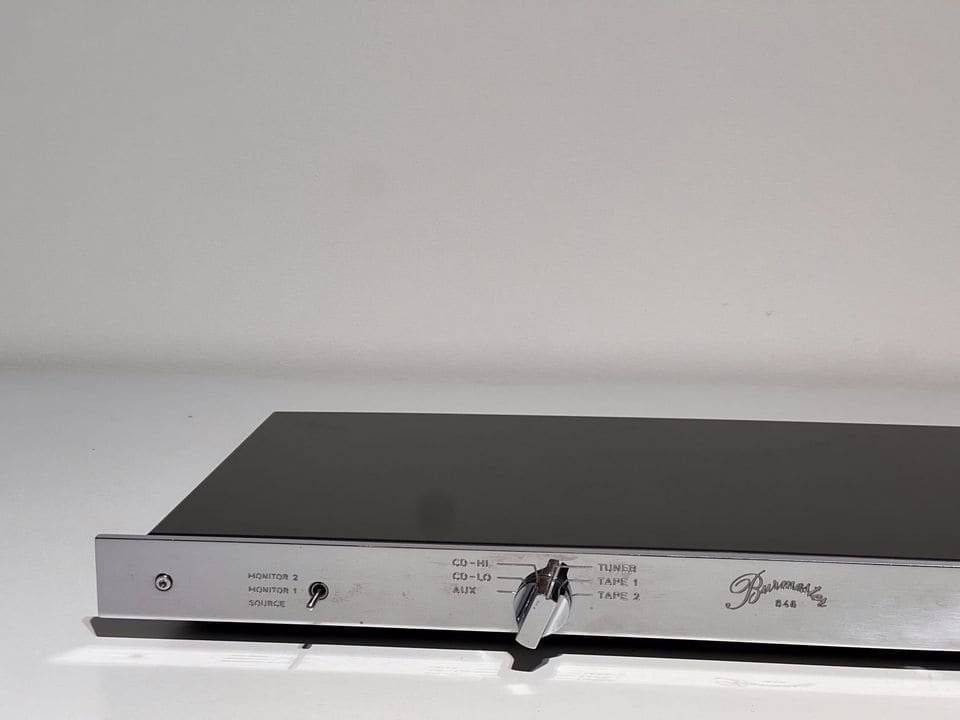 Linkerzijde van de Burmester 846 met monitor-schakelaar en ingangskeuze