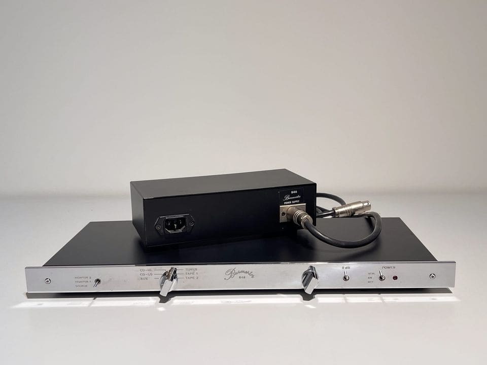 Burmester 846 voorversterker met chroom front en externe voeding met verbindingskabel