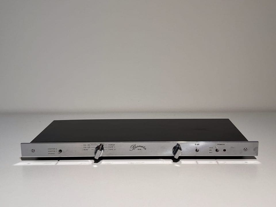 Burmester 846 high-end voorversterker met chromen frontpaneel en twee draaiknoppen