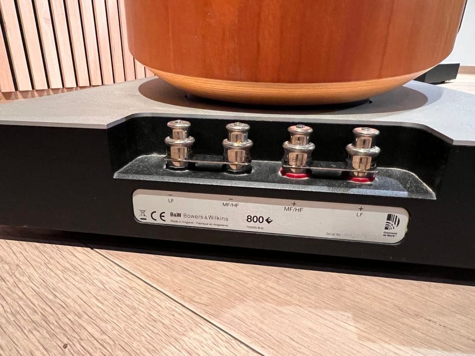 Bi-wiring luidsprekerterminals en typeplaatje 800 in de sokkel