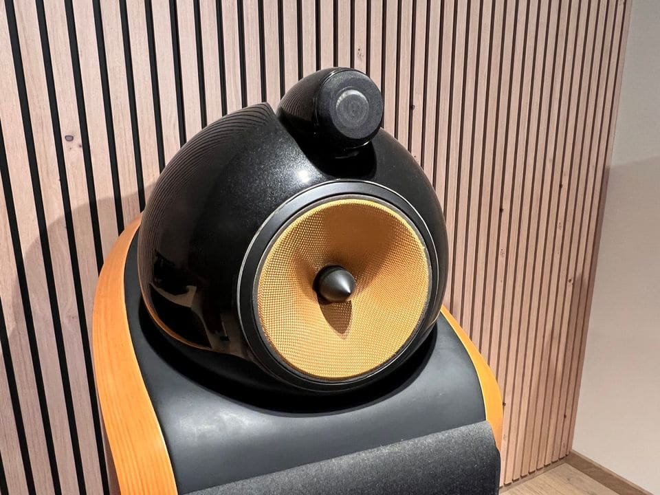 Close-up van de Nautilus-tweeterbehuizing en gele Kevlar FST-middentoner