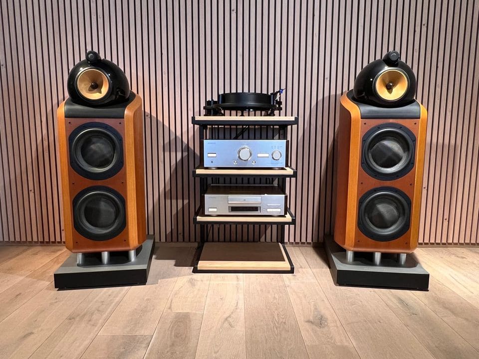 Paar B&W 800D zonder frontdoek met twee woofers, middentoner en diamanttweeter