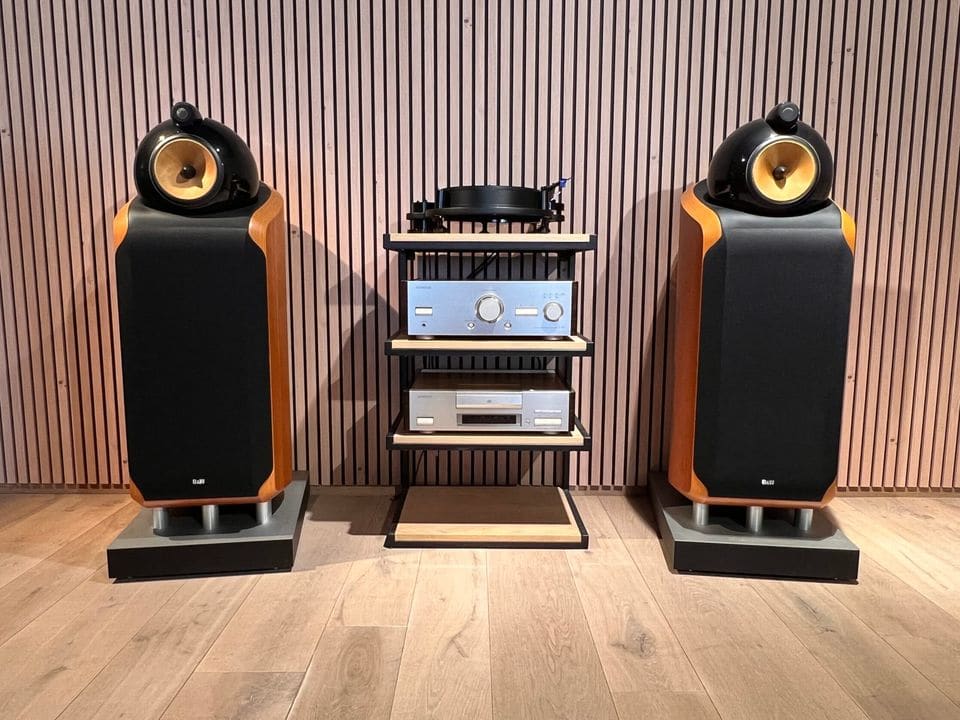 Paar B&W 800D in Rosenut met frontdoeken en Nautilus-tweeter op sokkel