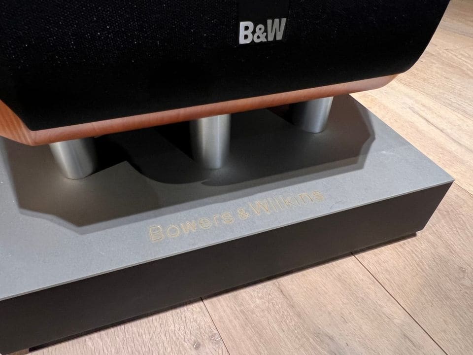 Sokkel met Bowers & Wilkins opschrift en voeten onder de B&W 800D