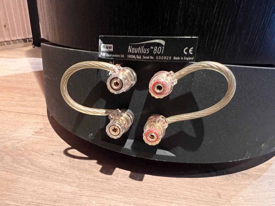 Bi-wire luidsprekerklemmen met brugkabels en typeplaatje Nautilus 801