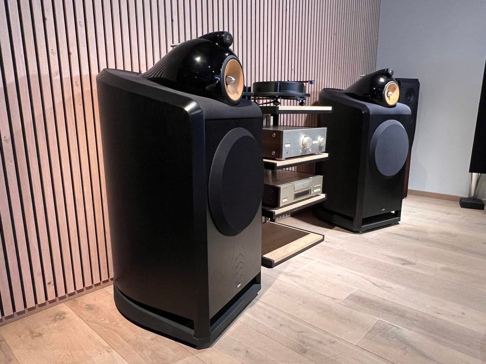 B&W Nautilus 801 schuin van links met tweeter-buis en midden-bol