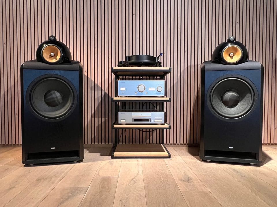 B&W Nautilus 801 luidsprekers vooraanzicht met hifi-rek in het midden