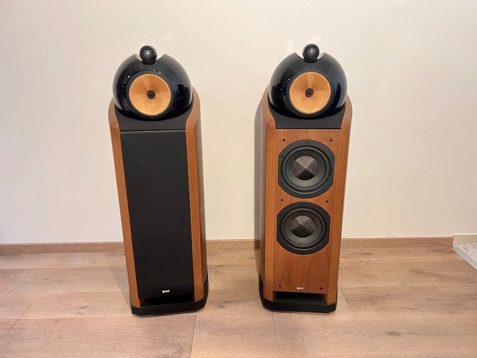 B&W Nautilus 802 vooraanzicht, één met frontdoek en één met zichtbare woofers