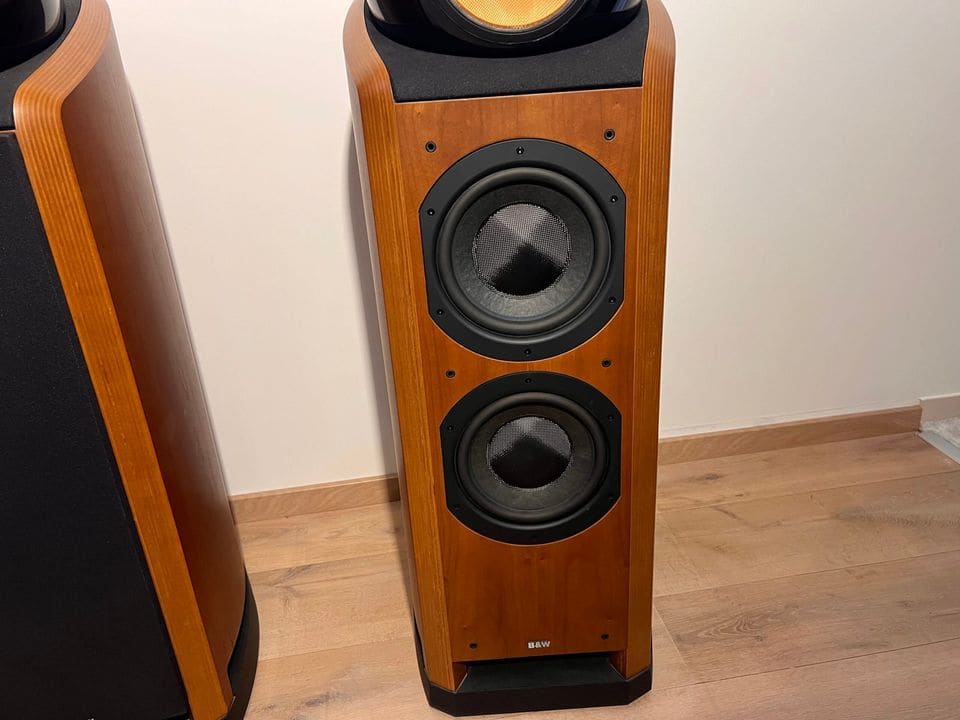 Twee 200 mm Rohacell-woofers in de kersenhouten kast van de B&W Nautilus 802