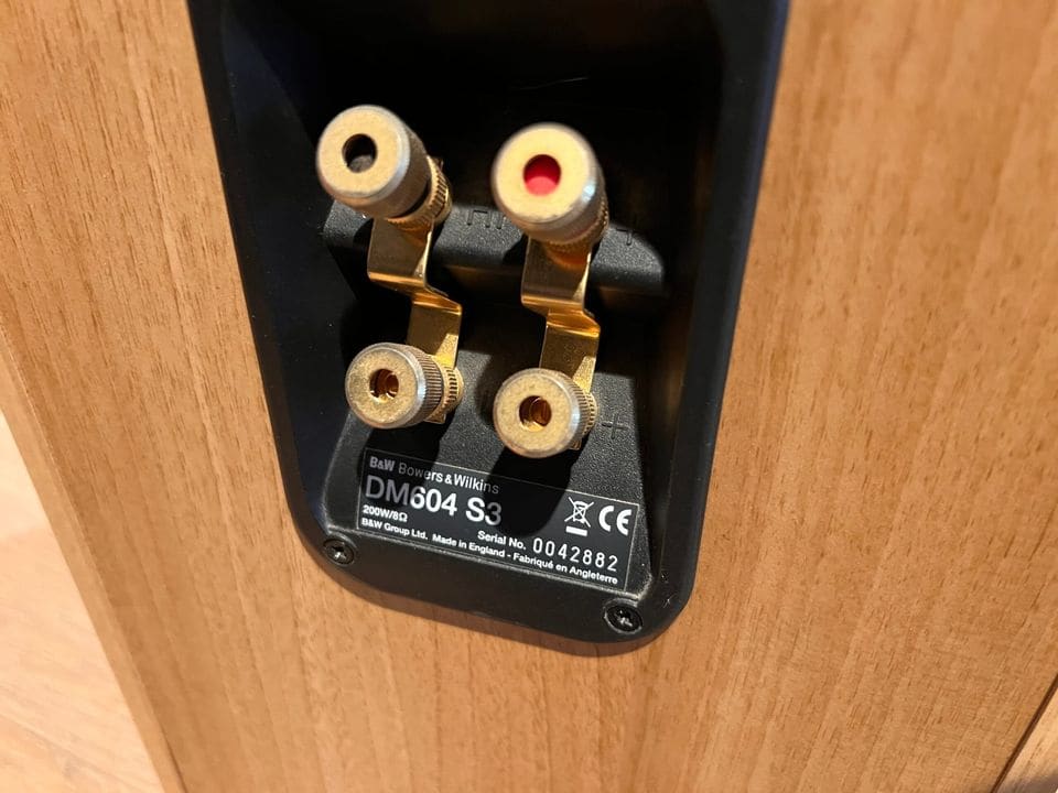 Vergulde bi-wire luidsprekerklemmen en typeplaatje DM604 S3 op de achterkant