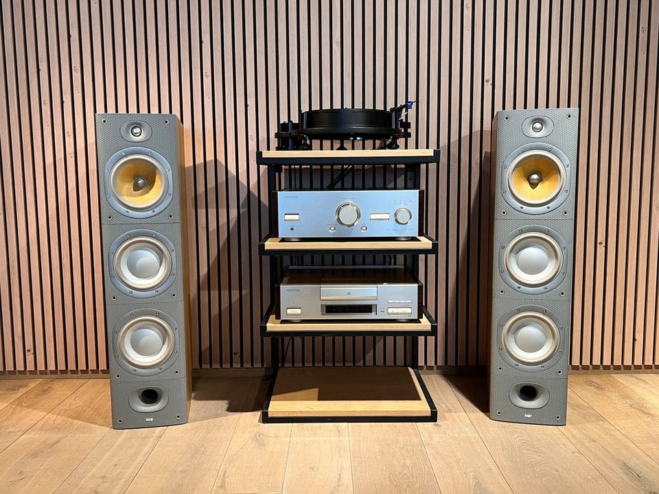 B&W DM 604 S3 zonder frontdoek met tweeter, gele Kevlar-middentoner, twee woofers en baspoort