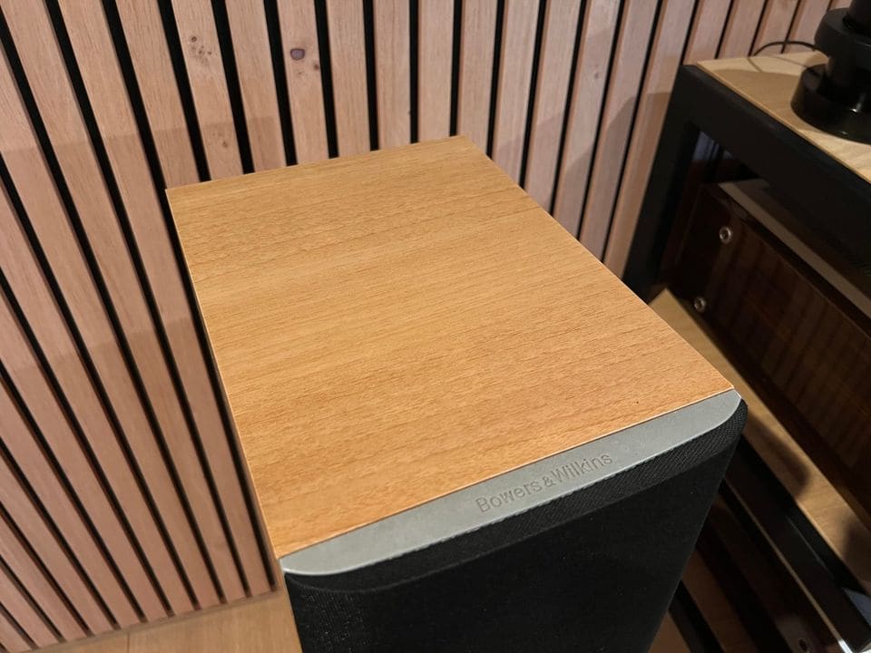 Bovenkant van de B&W DM603 S3 in licht houtfineer met Bowers & Wilkins-logo