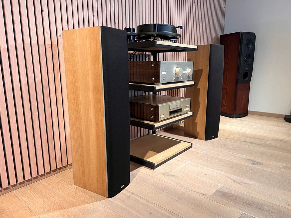 Lichthouten zijkant van de B&W DM603 S3 luidspreker naast een hifi-rek
