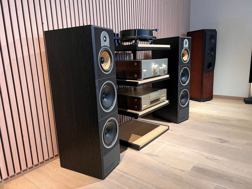 B&W DM640i schuin van links met gele Kevlar-middentoner en twee woofers