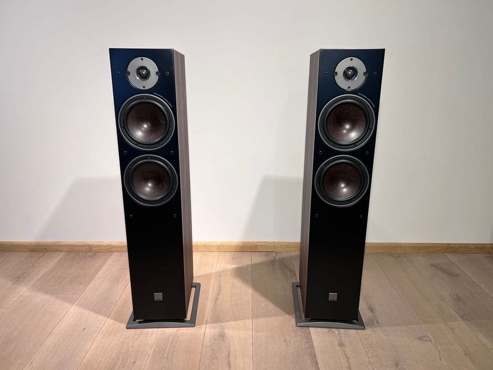 Paar Dali Oberon 7 vloerstaanders in Dark Walnut zonder frontdoek