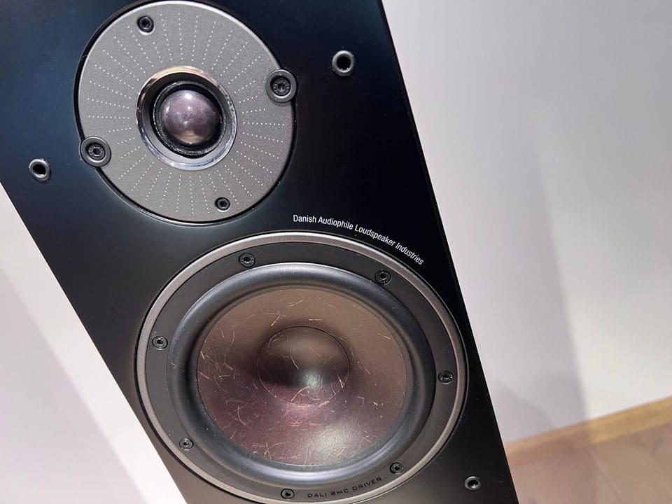 Detail van de 29 mm softdome-tweeter en bovenste woofer van de Dali Oberon 7
