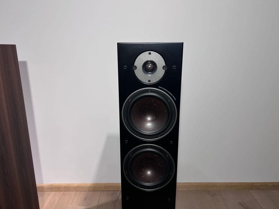 Dali Oberon 7 frontaal met softdome-tweeter en twee houtvezel-woofers