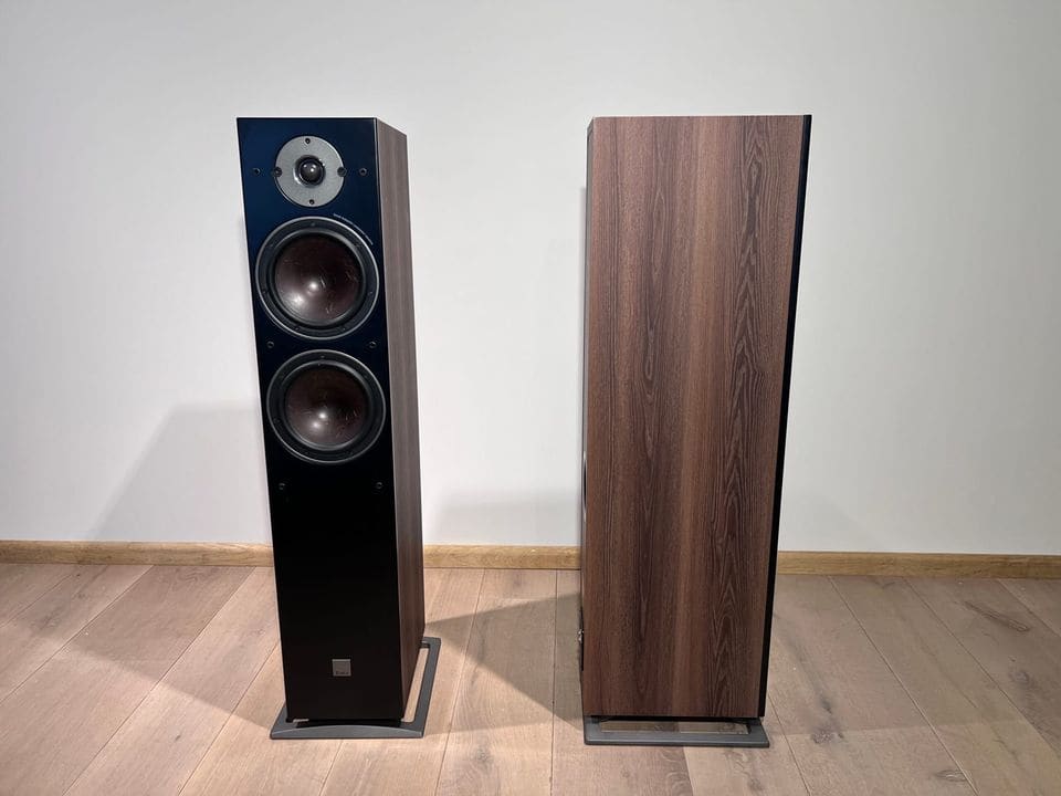 Dali Oberon 7 vooraanzicht naast een zijkant in Dark Walnut-afwerking