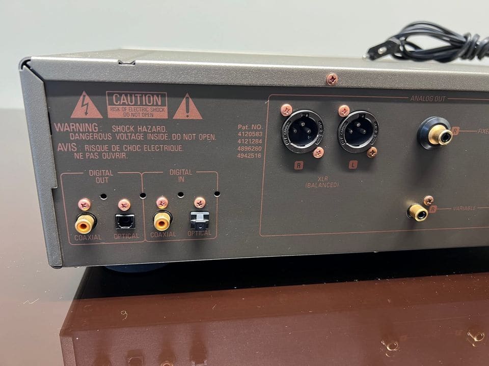 Gebalanceerde XLR-uitgangen en coaxiale en optische uitgangen van de Denon DCD-S10II