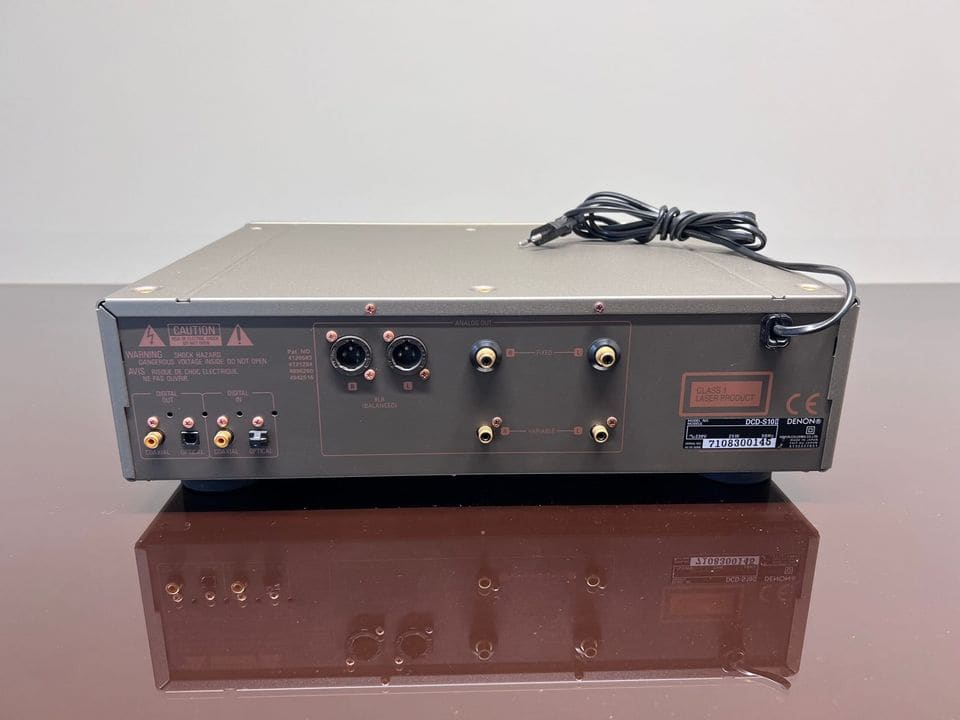 Achterkant van de Denon DCD-S10II met XLR-, RCA- en digitale uitgangen