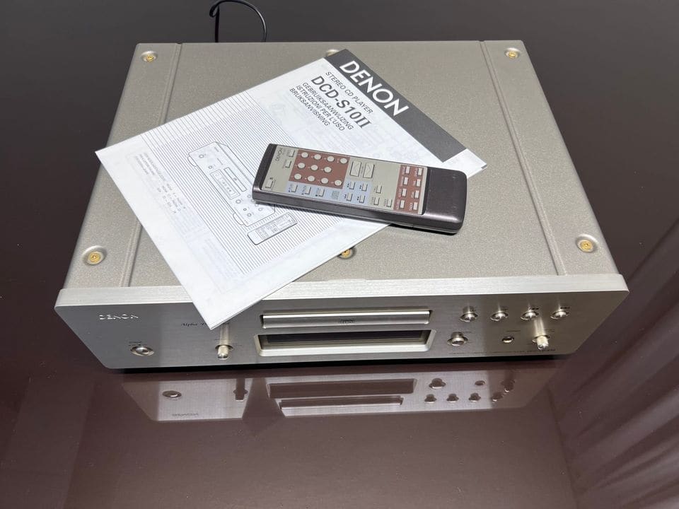 Denon DCD-S10II van boven met originele afstandsbediening en handleiding