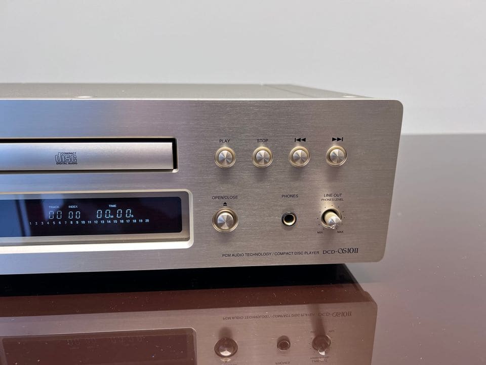 Transportknoppen, display en hoofdtelefoonuitgang van de Denon DCD-S10II