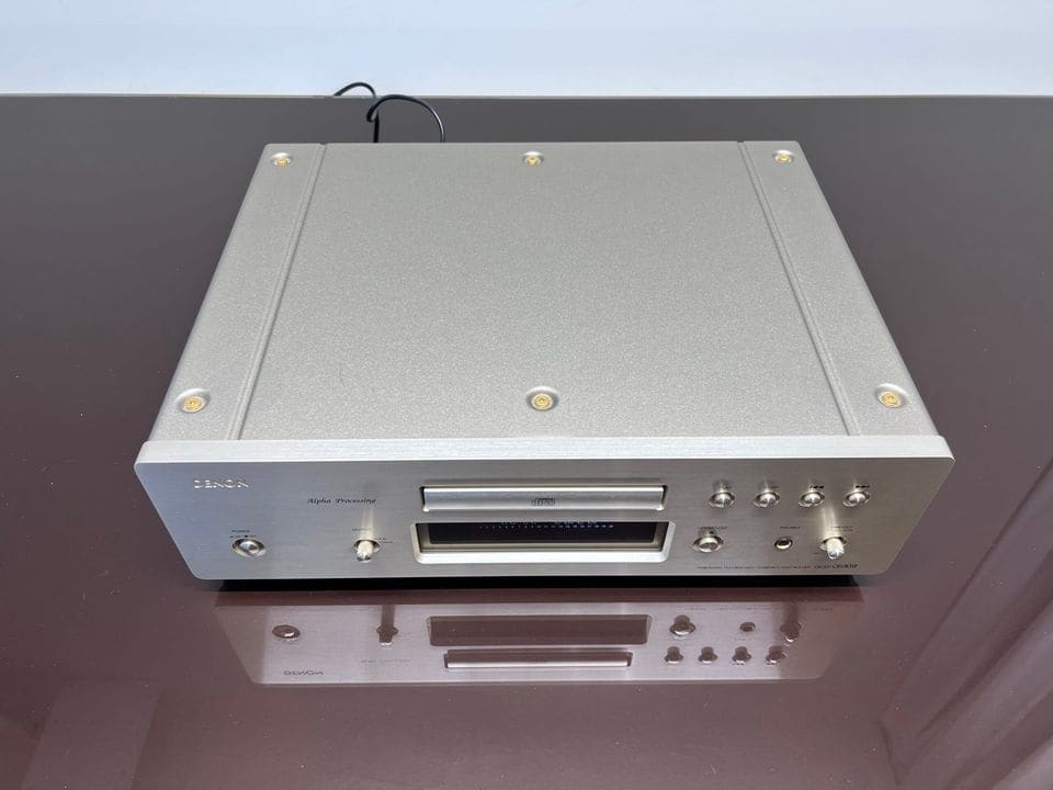 Denon DCD-S10II schuin van boven met geborstelde aluminium kap